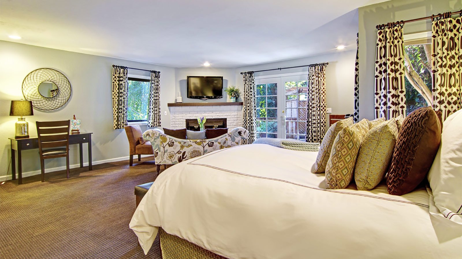 Boutique Guest Rooms in the heart of Santa Cruz