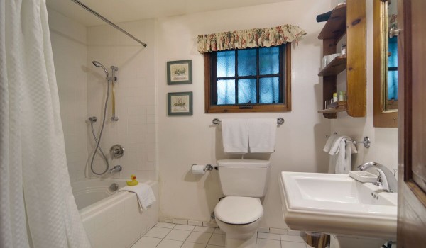 Babbling Brook Inn - Cezanne Private Bathroom