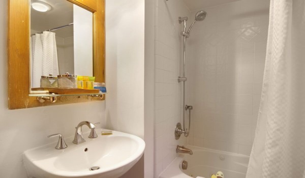 Babbling Brook Inn - Degas Private Bathroom