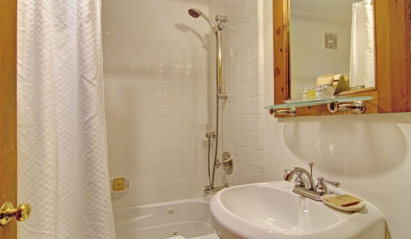 Babbling Brook Inn - Fern Grotto Private Bathroom