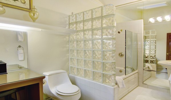 Babbling Brook Inn - Tennyson Suite Private Bathroom