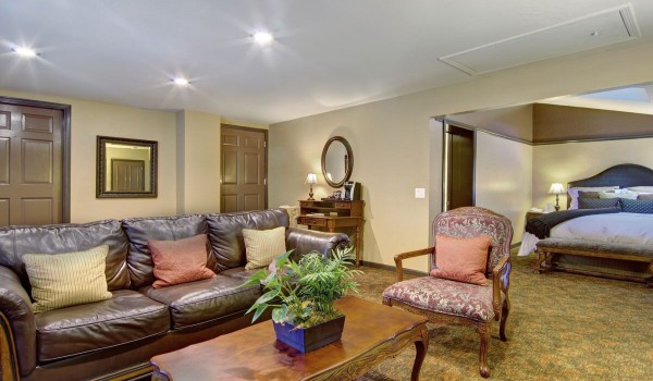 Babbling Brook Inn - Tennyson Suite Living Room